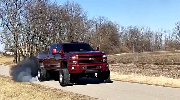 Brand New Lifted Duramax Rolls Coal and Throws Down A Huge Burnout - Black ...